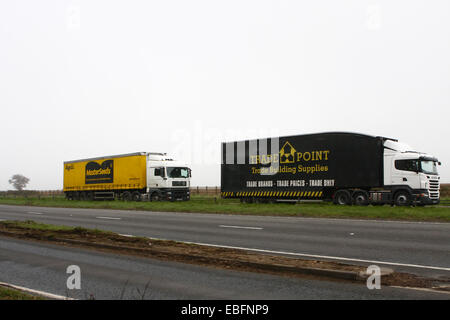 Deux camions voyageant le long de l'A417 à deux voies dans les Cotswolds, en Angleterre Banque D'Images