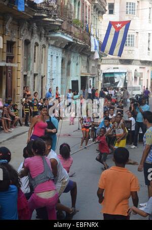 Les enfants participent à une journée des sports de l'école, dans les rues de Centro Habana, La Havane, Cuba Banque D'Images