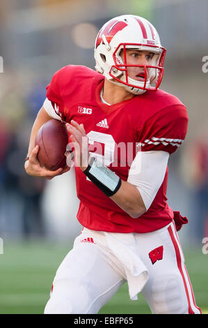 29 novembre 2014 : Wisconsin Badgers quarterback Joel discontinue # 2 fonctionne à sa droite pour éviter un sac au cours de la NCAA Football match entre les Minnesota Golden Gophers et le Wisconsin Badgers au Camp Randall Stadium à Madison, WI. Le Wisconsin a battu Minnesota 34-24. John Fisher/CSM Banque D'Images