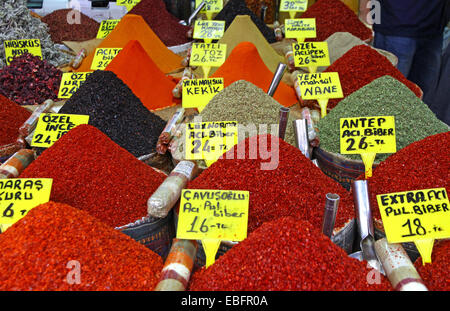 Close-up diverses herbes et épices article au marché Banque D'Images