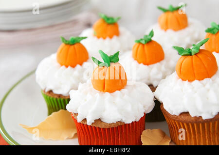 Pumpkin spice cupcakes avec glaçage vanille Banque D'Images