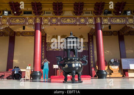 Femme adulte, adulte, femme, à la prière, priant, entrée privée, salle principale, Hsi Lai Temple, ville de Hacienda Heights, Los Angeles County, Californie Banque D'Images