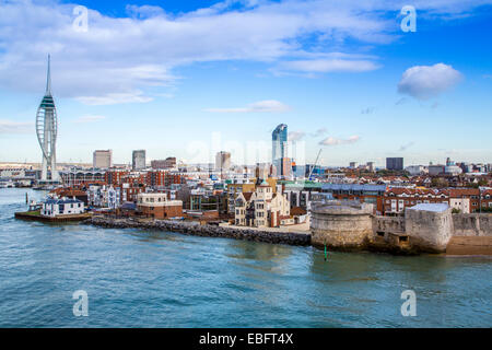 Vue panoramique de jour de la tour Spinnaker, Old Portsmouth & The Round Tower, Portsmouth Harbour Hampshire, Angleterre, Royaume-Uni Banque D'Images