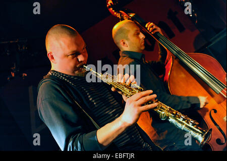 Concert de jazz dans l'Tygmont club au centre-ville de Varsovie, Pologne. Banque D'Images