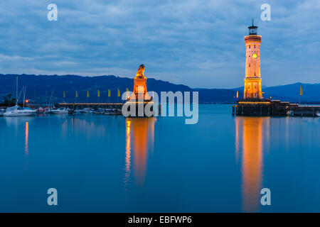 Avis d'entrée du port et le phare dans la nuit dans le lac de Constance à Lindau, en Bavière, Allemagne Banque D'Images