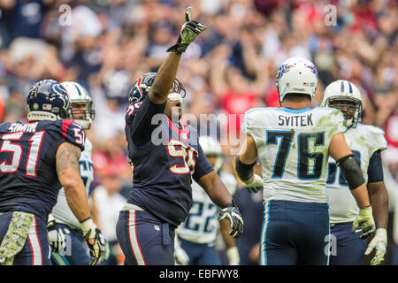 Houston, Texas, USA. 30Th Nov, 2014. Houston Texans défensive fin Tim Jamison (96) célèbre un sac de Tennessee Titans quarterback Jake Locker (10) pendant la 2e moitié d'un match de la NFL entre les Houston Texans et le Tennessee Titans à NRG Stadium à Houston, TX, le 30 novembre, 2014. Les Texans a gagné le match 45-21. Credit : Trask Smith/ZUMA/Alamy Fil Live News Banque D'Images