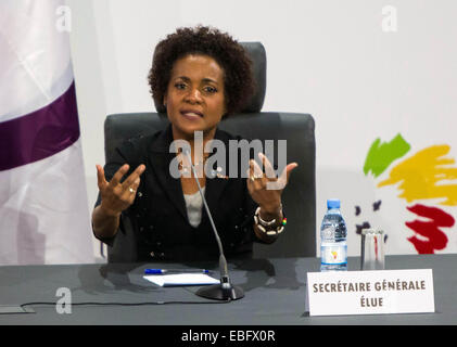 Dakar, Sénégal. 30Th Nov, 2014. Le nouveau secrétaire général de la Fédération internationale des organisations de la Francophonie (OIF) Michaelle Jean aborde les médias lors de la conférence de presse du 15e sommet de la Francophonie à Dakar, Sénégal, le 30 novembre 2014. L'ancienne gouverneure générale du Canada Michaelle Jean a été élu secrétaire général de la Francophonie, selon le premier ministre canadien office dimanche. © Li Jing/Xinhua/Alamy Live News Banque D'Images