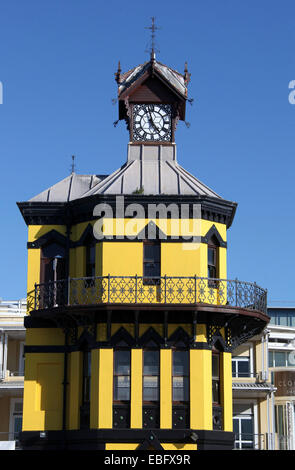 Tour de l'horloge en face de l'eau à Cape Town en Afrique du Sud Banque D'Images