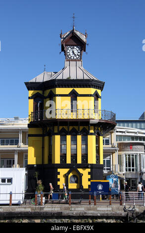 Tour de l'horloge en face de l'eau à Cape Town en Afrique du Sud Banque D'Images