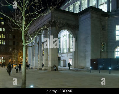 Portique d'entrée de la bibliothèque centrale de Manchester dans la nuit, la Place Saint Pierre, Manchester, Angleterre, RU Banque D'Images