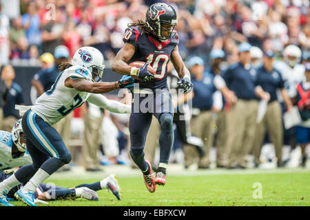 Houston, Texas, USA. 30Th Nov, 2014. Le receveur des Houston Texans DeAndre Hopkins (10) permet une réception en face de Tennessee Titans sécurité forte Daimion Stafford (39) pendant la 2ème moitié d'un match de la NFL entre les Houston Texans et le Tennessee Titans à NRG Stadium à Houston, TX, le 30 novembre, 2014. Les Texans a gagné le match 45-21. Credit : Trask Smith/ZUMA/Alamy Fil Live News Banque D'Images