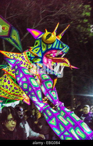 La ville de Mexico, Mexique, 29 novembre, 2014 : défilé de monstres de Musée Thyssen-Bornemisza Alebrijes, créatures fantastiques, arriver à Luis Cabrera Square pour juger après défilant à travers les rues de nuit de l'Orizaba & Roma neigborhoods Crédit : Dorothy Alexander/Alamy Live News Banque D'Images