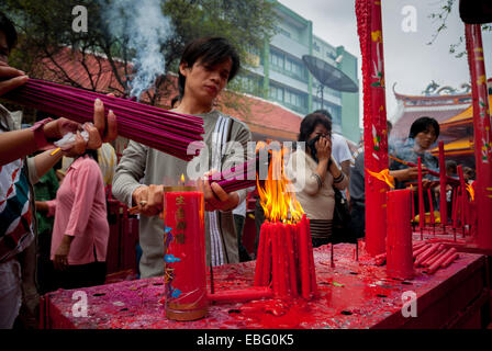 Les gens brûlent d'encens pendant le rituel du Nouvel An chinois à Jakarta. Reynold © Sumayku Banque D'Images