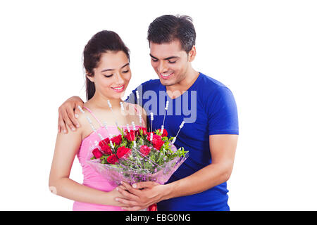 Couple indien propose de la Saint Valentin Banque D'Images