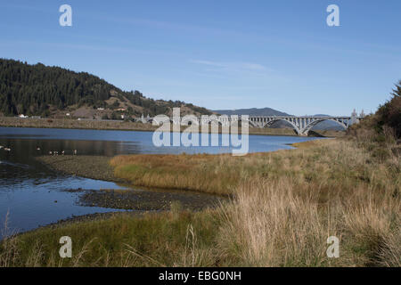 Isaac Lee Patterson Pont sur la Rogue River dans le comté de Curry, de l'Oregon Banque D'Images