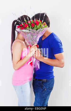 Couple indien propose de la Saint Valentin Banque D'Images