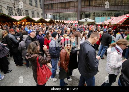 Chicago, Illinois, USA. 30 novembre, 2014. Une foule de personnes remplir Daley Plaza d'échantillonner Gluhwein, les galettes de pommes de terre et d'autres friandises à l'assemblée annuelle. Christkindlemarket Le marché est ouvert tous les jours jusqu'au 24 décembre. Credit : Todd Bannor/Alamy Live News Banque D'Images