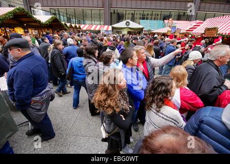 Chicago, Illinois, USA. 30 novembre, 2014. Une foule de personnes remplir Daley Plaza d'échantillonner Gluhwein, les galettes de pommes de terre et d'autres friandises à l'assemblée annuelle. Christkindlemarket Le marché est ouvert tous les jours jusqu'au 24 décembre. Credit : Todd Bannor/Alamy Live News Banque D'Images