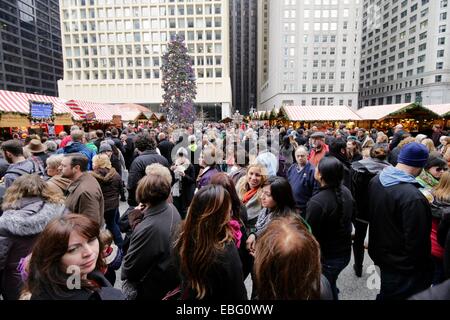 Chicago, Illinois, USA. 30 novembre, 2014. Une foule de personnes remplir Daley Plaza d'échantillonner Gluhwein, les galettes de pommes de terre et d'autres friandises à l'assemblée annuelle. Christkindlemarket Le marché est ouvert tous les jours jusqu'au 24 décembre. Credit : Todd Bannor/Alamy Live News Banque D'Images