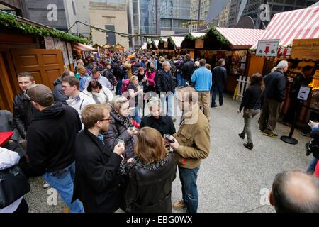 Chicago, Illinois, USA. 30 novembre, 2014. Une foule de personnes remplir Daley Plaza d'échantillonner Gluhwein, les galettes de pommes de terre et d'autres friandises à l'assemblée annuelle. Christkindlemarket Le marché est ouvert tous les jours jusqu'au 24 décembre. Credit : Todd Bannor/Alamy Live News Banque D'Images