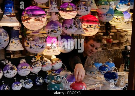 Chicago, Illinois, USA. 30 novembre, 2014. Une vendeuse met un ornement de Noël allemand dans un stand à l'Christkindlmarket dans Daley Plaza. Le marché est ouvert tous les jours jusqu'au 24 décembre. Credit : Todd Bannor/Alamy Live News Banque D'Images