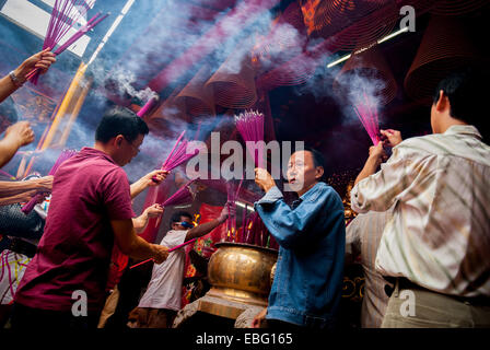 Les gens brûler joss sticks (encens) lors de célébration du Nouvel An chinois au temple de Jin Yuan, Jakarta, Indonésie. Reynold © Sumayku Banque D'Images