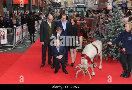 London, UK, UK. 30Th Nov, 2014. Stephen Graham, Jim Broadbent, Jodie Whittaker, Rafe Spall, Joshua McGuire, Kit Connor et assister à Warwick Davis 'Obtenir' Santa UK film premiere vue à Leciester Square. © Ferdaus Shamim/ZUMA/Alamy Fil Live News Banque D'Images