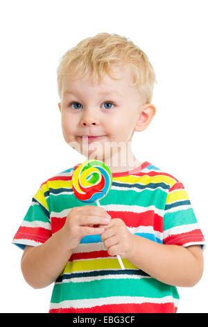 Kid boy eating lollipop isolated Banque D'Images