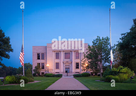 Palais de justice du comté de Henry avec les drapeaux en berne. Mount Pleasant, Iowa. Banque D'Images