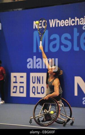 Birmingham, UK. 30 novembre, 2014. Jiske Griffioen (NED) s'étendant jusqu'à frapper la balle lors de son match de finale avec Aniek van Koot (NED) au concours Masters de tennis en fauteuil roulant de NEC. Après avoir perdu le premier set, van Koot a remporté le match 3-6, 6-4, score 6-1. Crédit : Michael Preston/Alamy Live News Banque D'Images