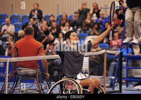 Birmingham, UK. 30 novembre, 2014. Shingo Kunieda (JPN) célébrer sa victoire complète sur Nicolas Peifer (FRA) au concours Masters de tennis en fauteuil roulant de NEC. Kunieda complètement dominé le match à partir de la commencer à gagner avec un score de 6-1, 6-1. Crédit : Michael Preston/Alamy Live News Banque D'Images