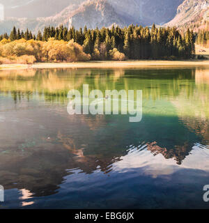 L'automne est à venir dans les Alpes italiennes Banque D'Images