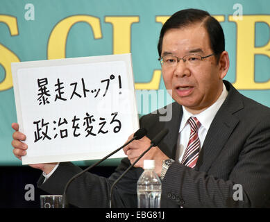 Tokyo, Japon. 1er décembre 2014. IKazuo Shii de Parti communiste japonais montre sa devise au cours d'un débat politique entre les dirigeants des huit partis d'opposition au pouvoir et à la Japan National Press Club à Tokyo. Campagne pour une élection générale débute officiellement le mardi pour voter le 14 décembre. Credit : AFLO Co.,Ltd/Alamy Live News Banque D'Images