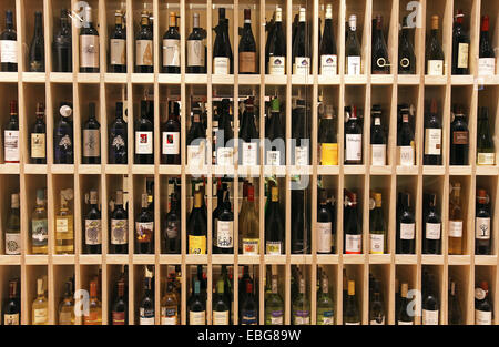 Variété de bouteilles de vin sur planche en bois in wine store Banque D'Images