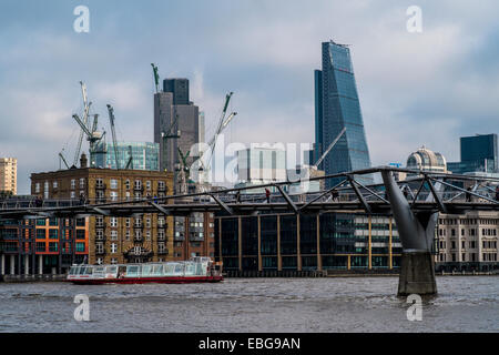 La ville de Londres à partir de la rive sud de la Tamise Banque D'Images