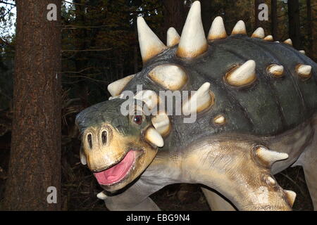 Euoplocephalus, réaliste et en taille à Dinopark statue dino Zoo Amersfoort, Pays-Bas (Crétacé) ère Banque D'Images