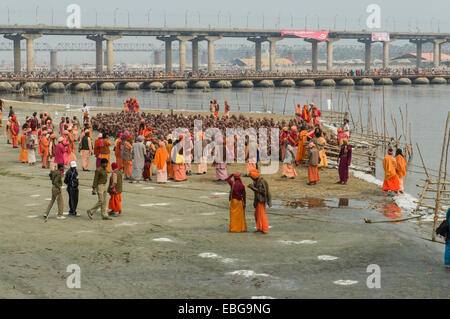 Assis en silence dans le cadre de l'ouverture de nouveau à l'sadhus Sangam, le confluent des fleuves Ganges Banque D'Images