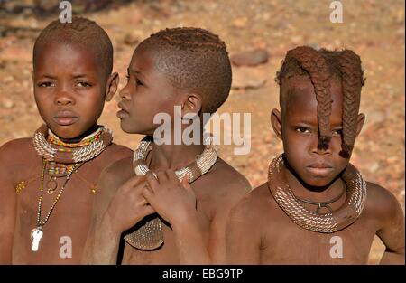 Trois filles Himba, portrait, Okongwati, Kaokoland, Kunene, Namibie Banque D'Images