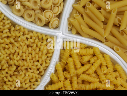 Petits bols en céramique avec différents types de pâtes italiennes vu de dessus Banque D'Images