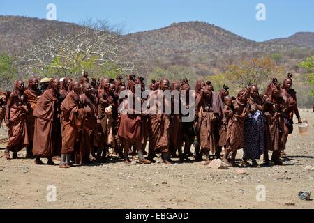 Les femmes Himba deuil à un enterrement, Omohanja, Kaokoland, Kunene, Namibie Banque D'Images