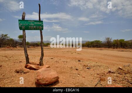 Inscrivez-vous à l'entrée du village de Omuramba, village résidentiel de Hikuminue Chef Kapika, le chef de la tribu Banque D'Images