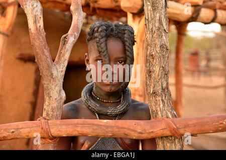 Jeune fille Himba avec coiffure typique, Omuramba, Kaokoland, Kunene, Namibie Banque D'Images