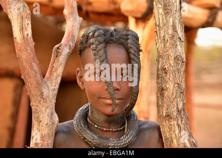 Jeune fille Himba avec coiffure typique, Omuramba, Kaokoland, Kunene, Namibie Banque D'Images