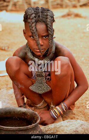 Jeune fille Himba avec coiffure typique, Omuramba, Kaokoland, Kunene, Namibie Banque D'Images