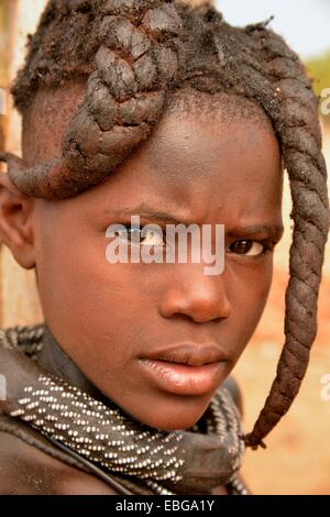 Jeune fille Himba avec coiffure typique, Omuramba, Kaokoland, Kunene, Namibie Banque D'Images