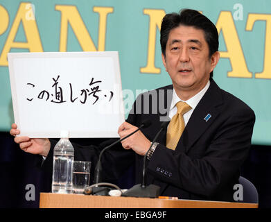 Tokyo, Japon. 1er décembre 2014. Le Premier ministre japonais Shinzo Abe s'occupe du débat tenu à la Japan National Press Club à Tokyo, au Japon, le 1 décembre, 2014. Les partis de l'opposition japonaise le lundi a critiqué le Premier ministre Shinzo Abe en matière d'économie et de la sécurité dans un débat qui a eu lieu ici en avant de l'élection générale du 14 décembre. Credit : Ma Ping/Xinhua/Alamy Live News Banque D'Images