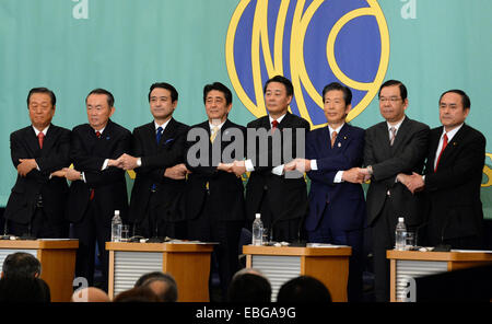 Tokyo, Japon. 1er décembre 2014. Le Premier Ministre japonais et président du Parti libéral démocrate (LDP) Shinzo Abe (4L) et présidents de partis de l'opposition posent pour une photo de groupe lors d'un débat tenu à la Japan National Press Club à Tokyo, au Japon, le 1 décembre, 2014. Les partis de l'opposition japonaise le lundi a critiqué le Premier ministre Shinzo Abe en matière d'économie et de la sécurité dans un débat qui a eu lieu ici en avant de l'élection générale du 14 décembre. Credit : Ma Ping/Xinhua/Alamy Live News Banque D'Images