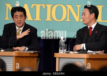 Tokyo, Japon. 1er décembre 2014. Le Premier ministre japonais Shinzo Abe (L) s'occupe du débat tenu à la Japan National Press Club à Tokyo, au Japon, le 1 décembre, 2014. Les partis de l'opposition japonaise le lundi a critiqué le Premier ministre Shinzo Abe en matière d'économie et de la sécurité dans un débat qui a eu lieu ici en avant de l'élection générale du 14 décembre. Credit : Ma Ping/Xinhua/Alamy Live News Banque D'Images