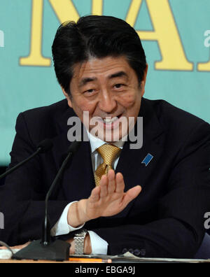 Tokyo, Japon. 1er décembre 2014. Le Premier ministre japonais Shinzo Abe s'occupe du débat tenu à la Japan National Press Club à Tokyo, au Japon, le 1 décembre, 2014. Les partis de l'opposition japonaise le lundi a critiqué le Premier ministre Shinzo Abe en matière d'économie et de la sécurité dans un débat qui a eu lieu ici en avant de l'élection générale du 14 décembre. Credit : Ma Ping/Xinhua/Alamy Live News Banque D'Images