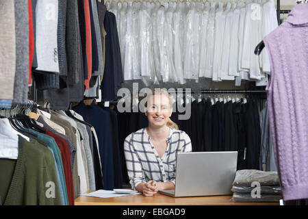 Woman Fashion Business en ligne Banque D'Images